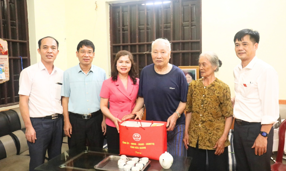 Đồng chí Lâm Thị Hương Thành, Phó Chủ tịch Thường trực HĐND tỉnh thăm, tặng quà người có công tại Tân Yên